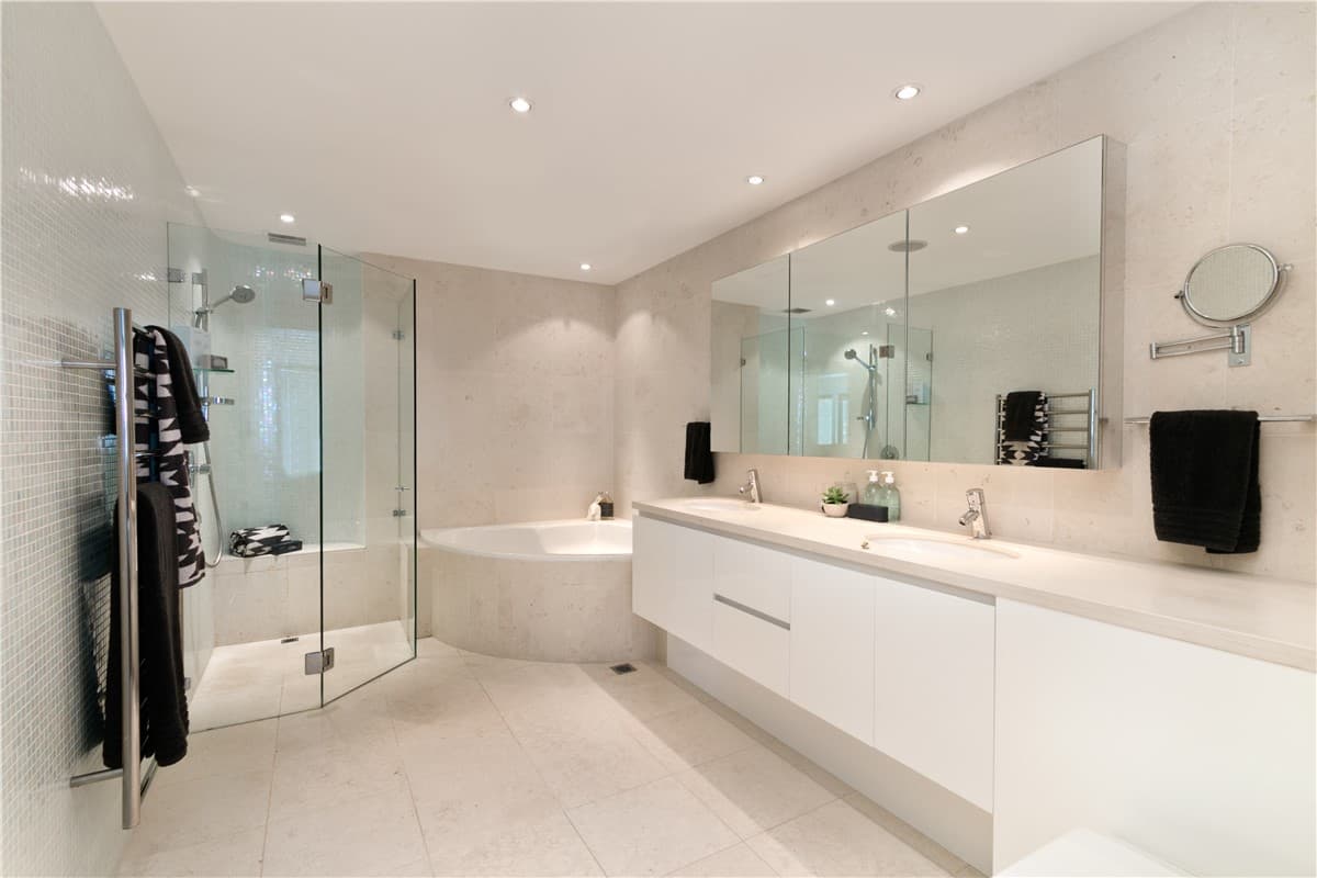 Find a Reliable Bath Contractor Near Me for Your Home Renovation