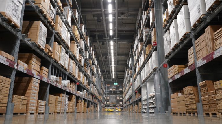 Supply-chain-big-warehouse