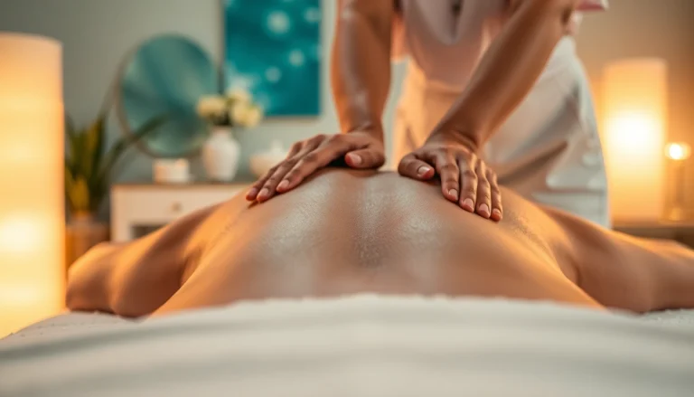 마사지 전문가가 고객의 등을 마사지하며 편안한 공간을 연출하는 모습